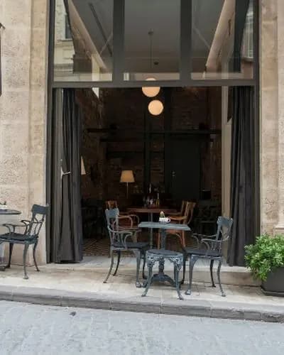 Terrasse d'un café en pierre claire