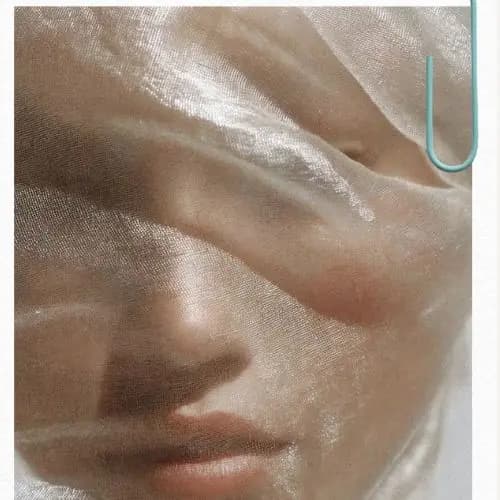 Portrait sous un voile translucide